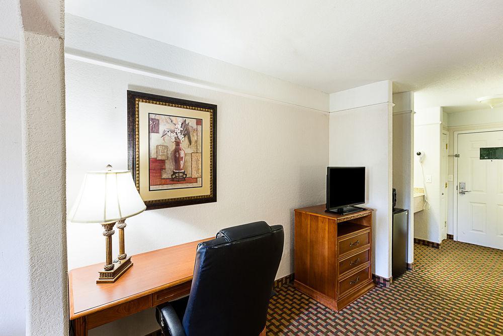 Quality Inn & Suites Seaworld North San Antonio Buitenkant foto